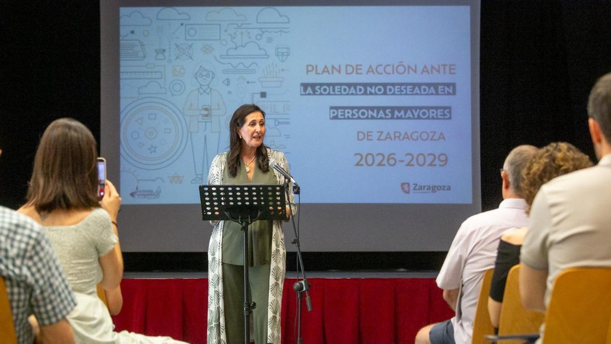 La concejala de Políticas Sociales, Marian Orós, y la delegada del Mayor, Paloma Espinosa, han presentado el plan contra la soledad no deseada en personas mayores de Zaragoza.