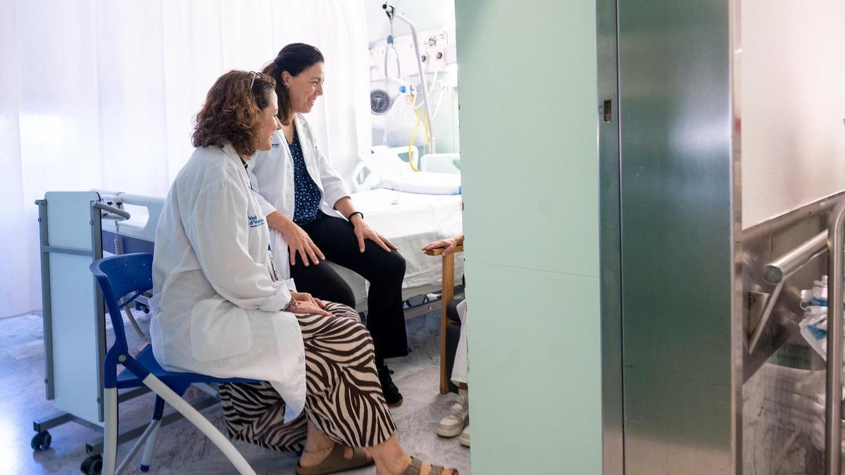 La psicóloga Noelia Fernández y la doctora Judith Serna en la habitación de un paciente.