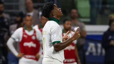 Endrick celebra el gol que clasificó a Palmeiras para la final del Paulista