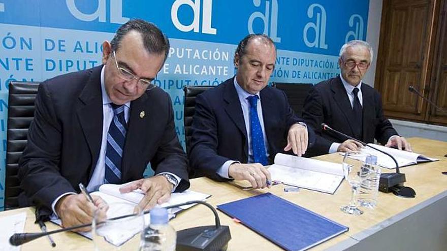 Firma ayer del eje de sanidad entre Roberto López, Jose Joaquín Ripoll y Alfonso Vegara.