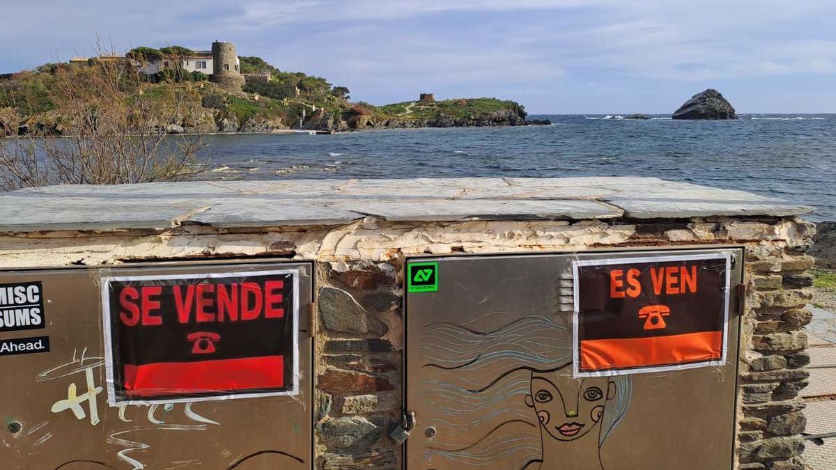 Cartells de 'Es ven' que han aparegut a Cadaqués.