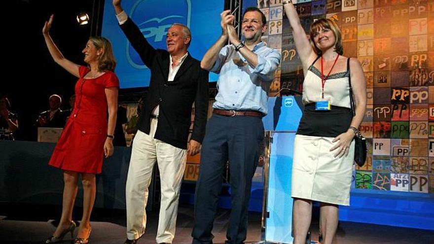 Ana Pastor, Javier Arenas, Mariano Rajoy y Rosa Estarás, en el momento triunfal.