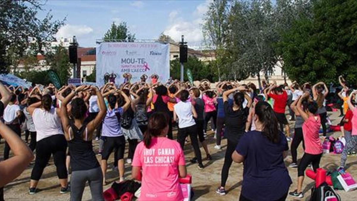 Un momento de la maratón deportiva contra el cáncer de mama, ayer en el parque de la Estació del Nord.