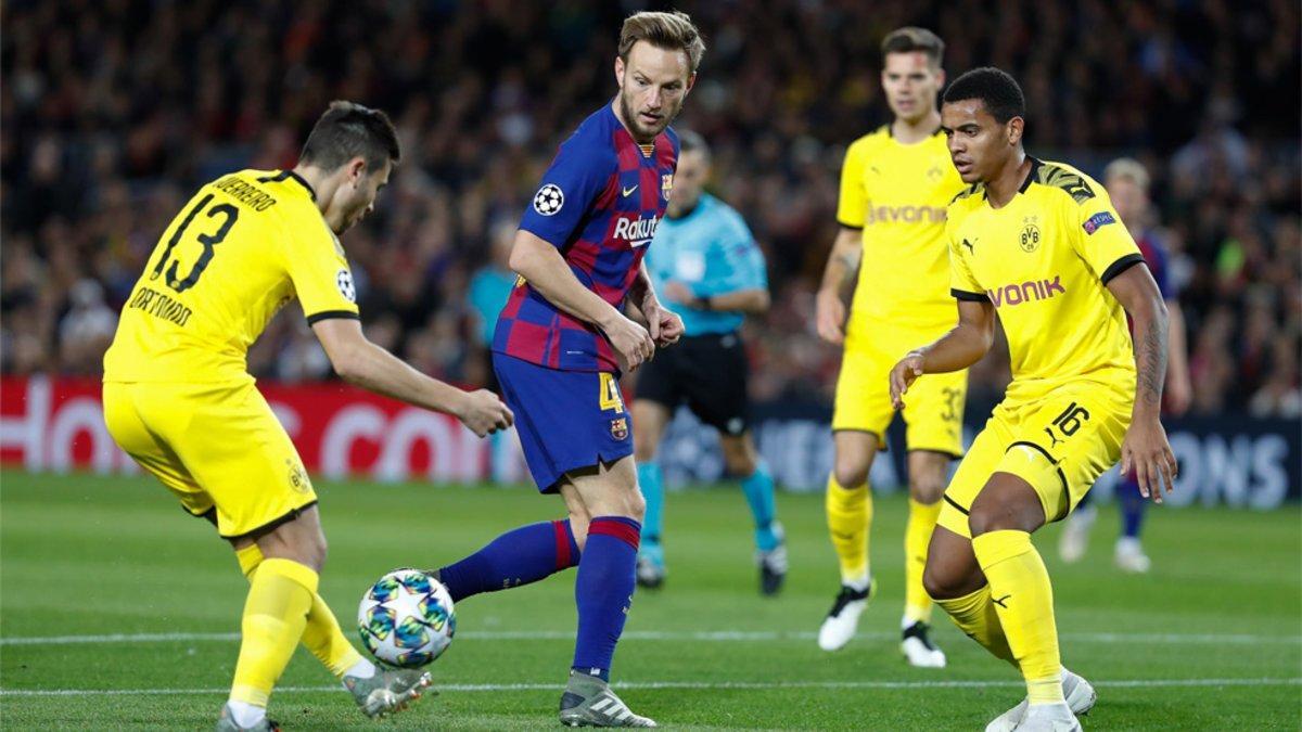 Ivan Rakitic rodeado de rivales durante el Barça-Dortmund de la Champions 2019/20