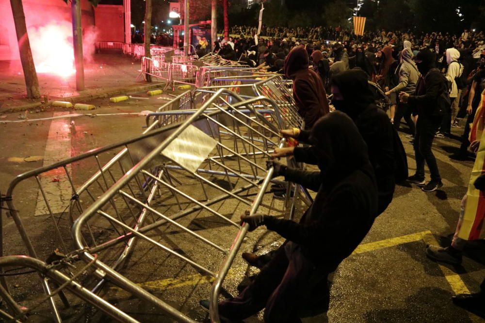 Manifestants violents cremen barricades al centre de Girona