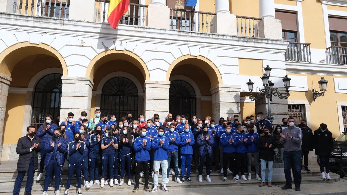 Futbolistas, cuerpo técnico y directivos del Badajoz, con alcalde, concejales y corporación municipal