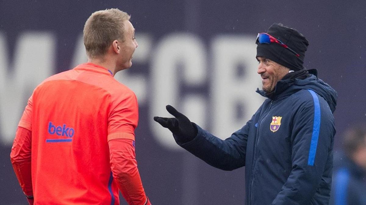 Luis Enrique conversa con el meta holandés Cillessen.