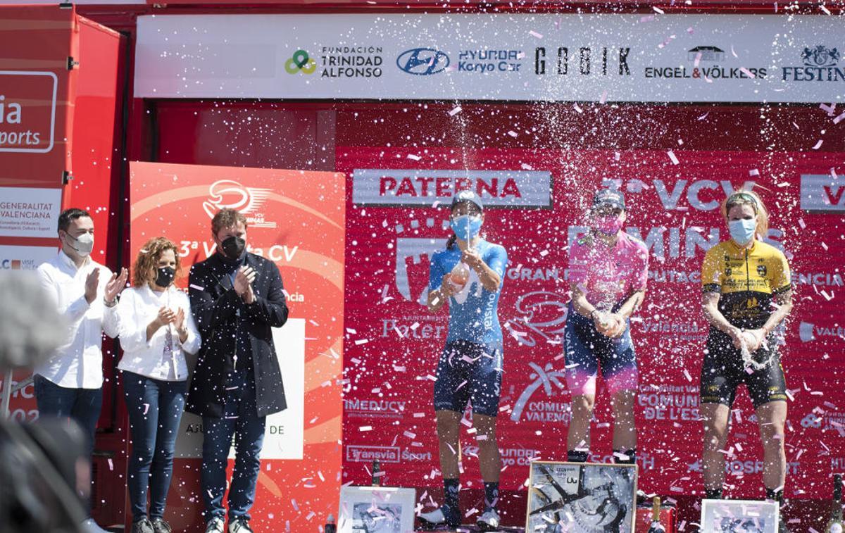 Llegada a meta y entrega de trofeos en la VCV Féminas