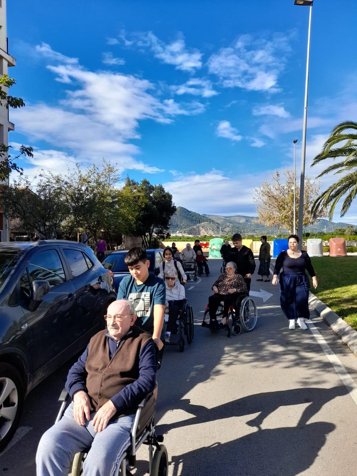 La actividad une al alumnado de 1º de ESO del IES Gilabert de Centelles y del Colegio Ntra. Sra. de la Consolación con los residentes del centro.