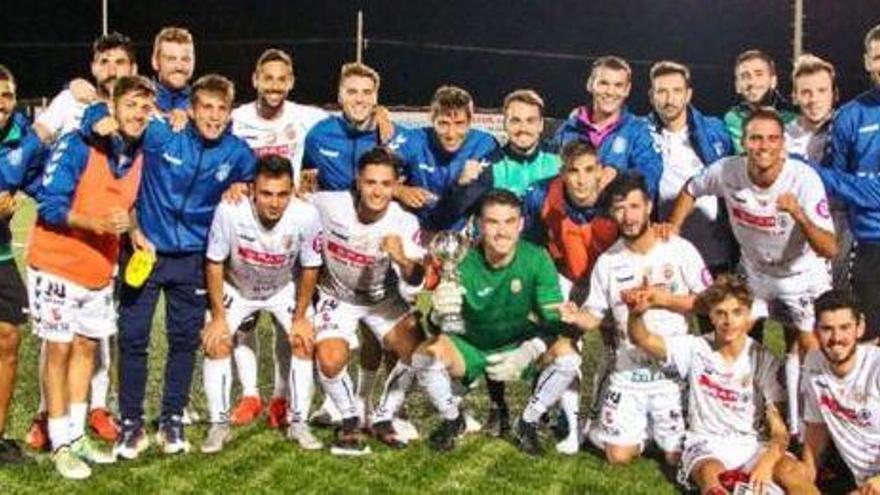 La plantilla de la Peña celebra el título tras recoger la copa de manos de Miquel Bestard.