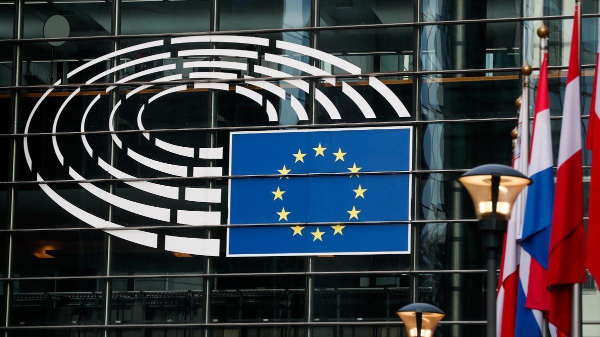 La bandera de la Unión Europea en el edificio del Parlamento Europeo en Bruselas. /