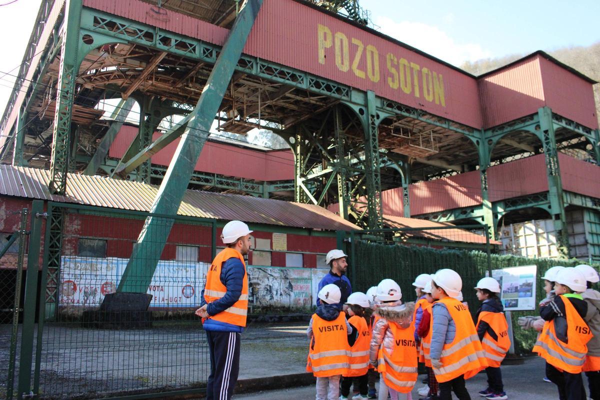 Así fue la visita de los escolares del Liceo Mierense al pozo Sotón