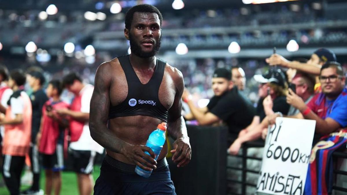 Kessie se va del campo sin camiseta tras el clásico ante el Madrid de Las Vegas.