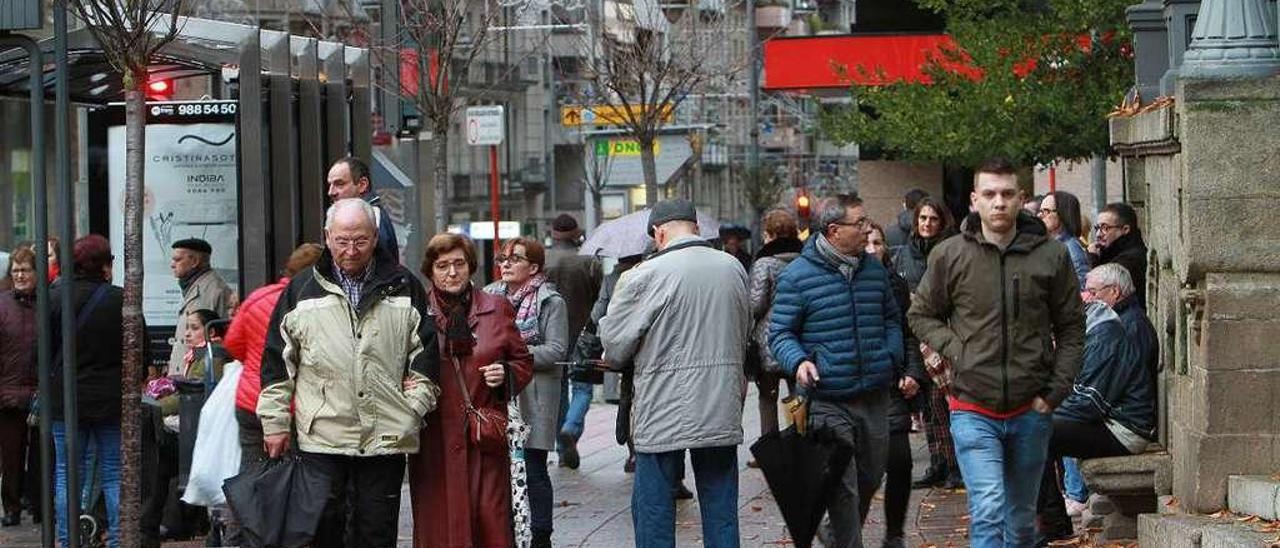 Varias personas pasean por el Parque de San Lázaro. // Iñaki Osorio