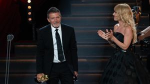 Antonio Banderas, con su Premio Especial a la promoción internacional de las artes escénicas hispanas que le ha entregado Cayetana Guillén-Cuervo en la gala de los Talía.