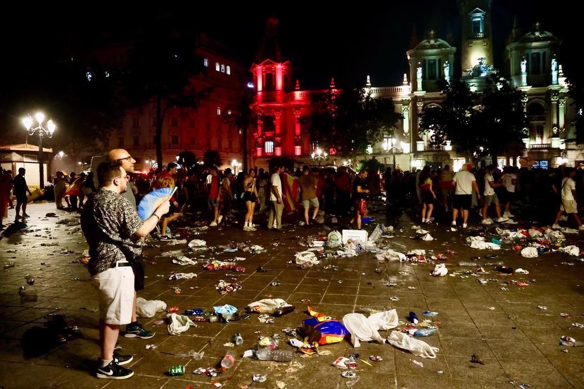 Así está viviendo la plaza del Ayuntamiento de València la final del Mundial de España