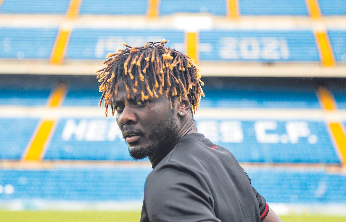 Federico Bikoro observa el objetivo del fotógrafo mientras pisa el Rico Pérez por primera vez, el verano pasado.