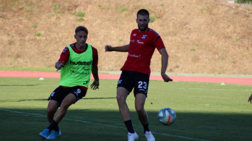 Dani Gómez y Nikola Sipcic, en el entrenamiento vespertino de ayer .