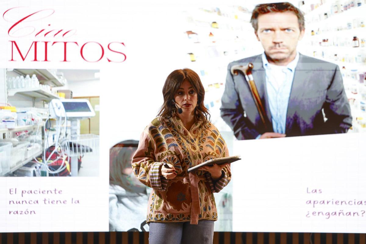 La periodista María Ruisánchez, durante su intervención en la sede del Colegio de Enfermería.