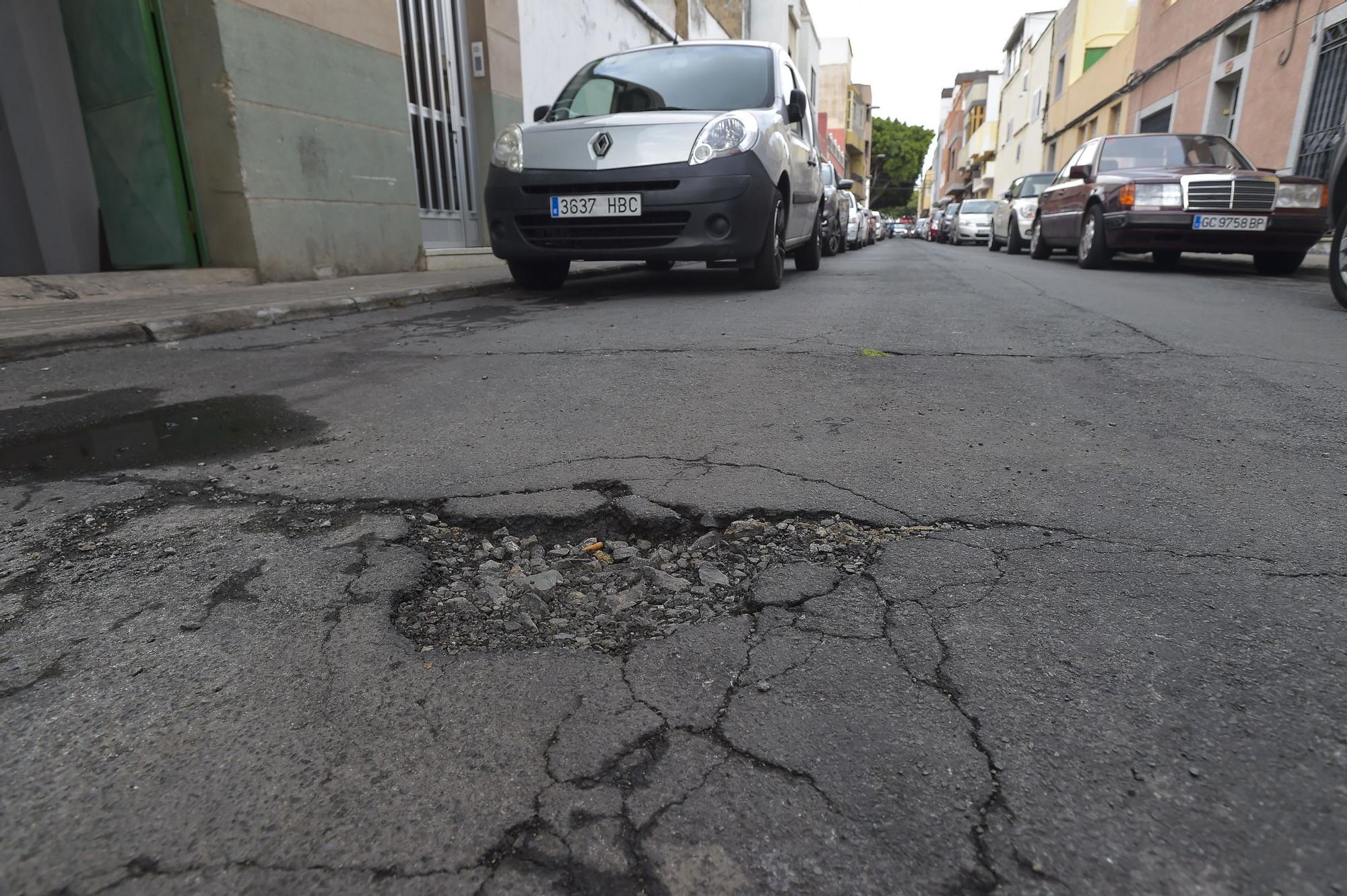 Desperfectos en la Calle Batalla de Teruel y el parque infantil de la plaza Cayo Ramírez