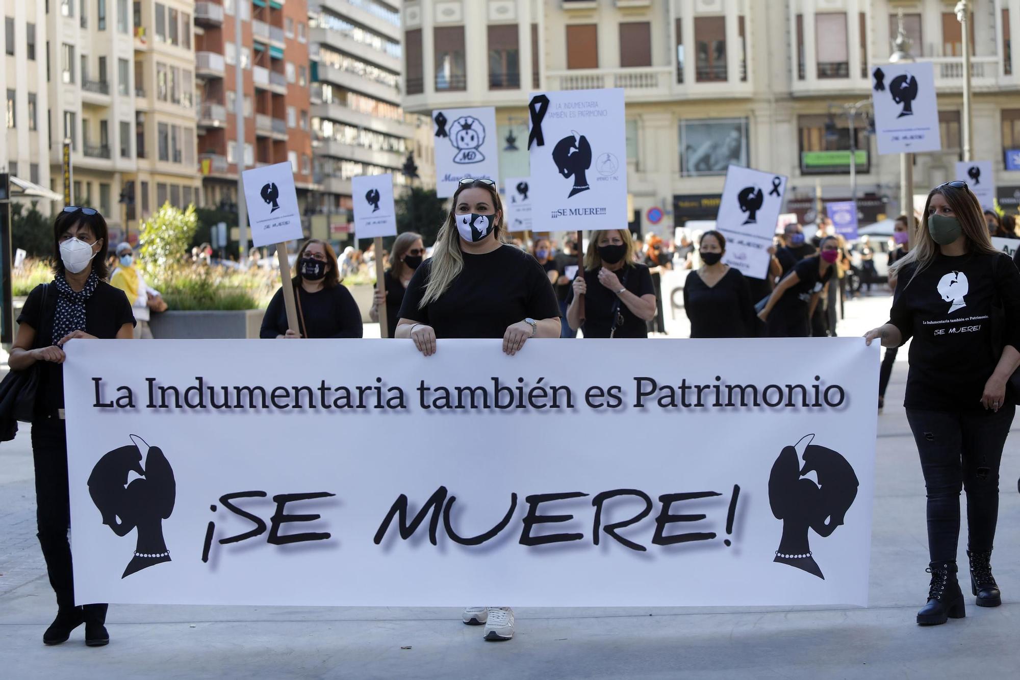 Manifestación de profesionales de la indumentaria tradicional valenciana.