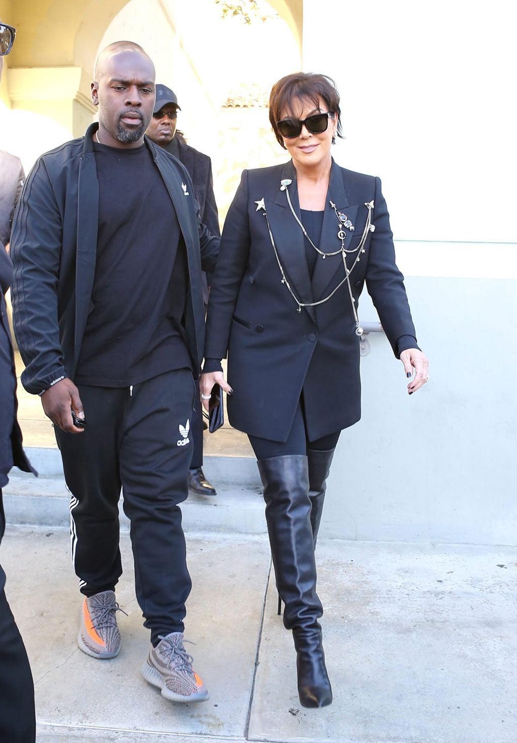 Corey Gamble y Kris Jenner con total black