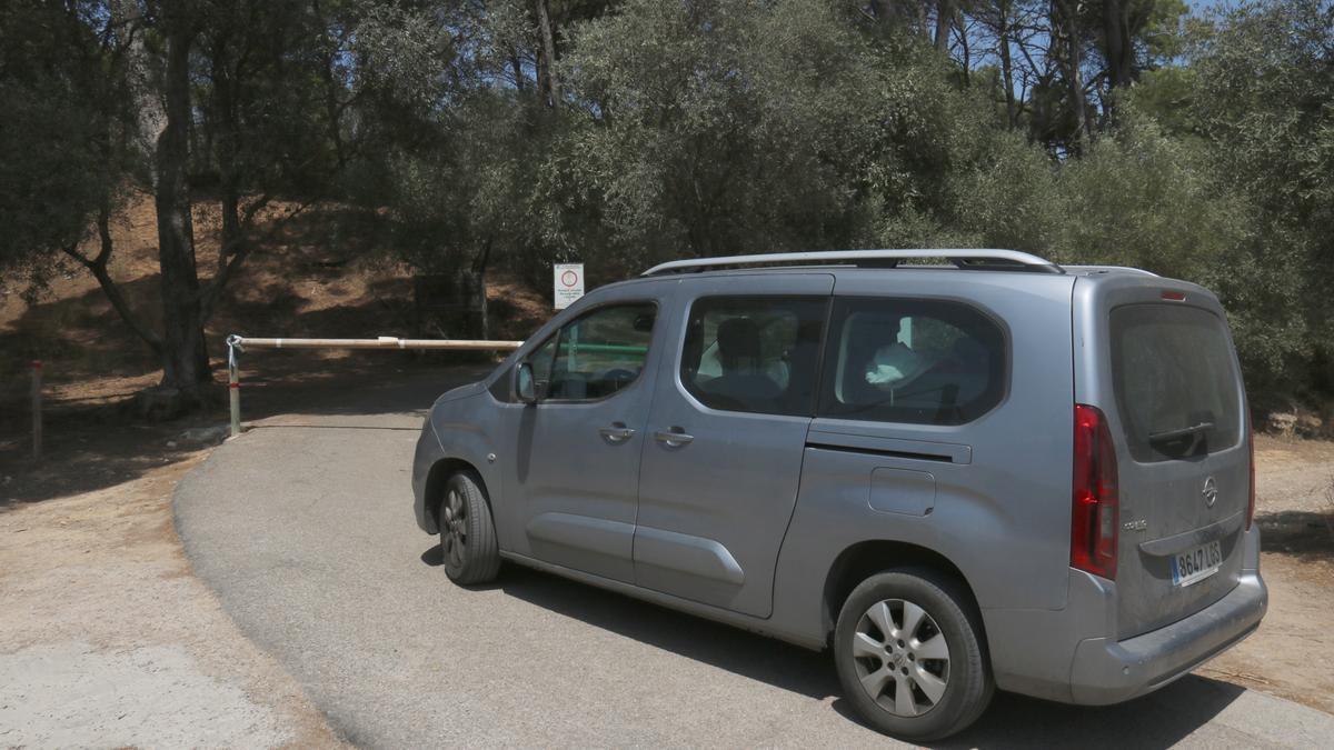 Un vehicle intentant accedir a la zona del massís del Montgrí tancada aquest dissabte.