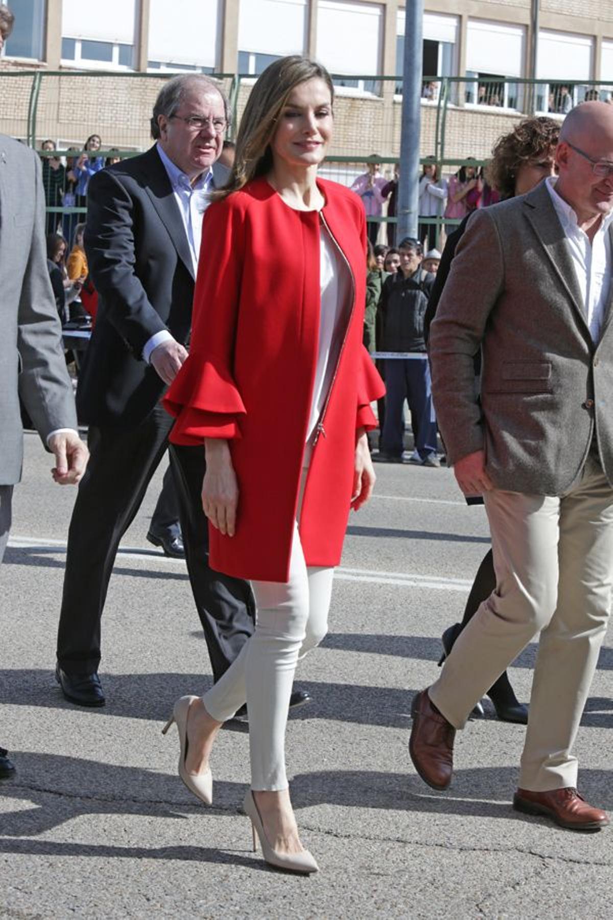 Letizia Ortiz con look blanco y abrigo rojo