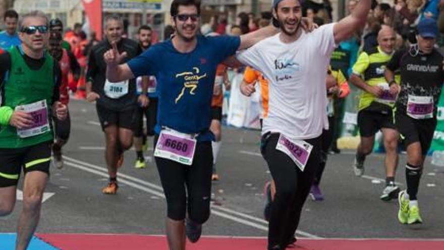 Los corredores, principalmente, los que disputaban por primera vez un medio maratón lo celebraron por todo lo alto al alcanzar la meta.