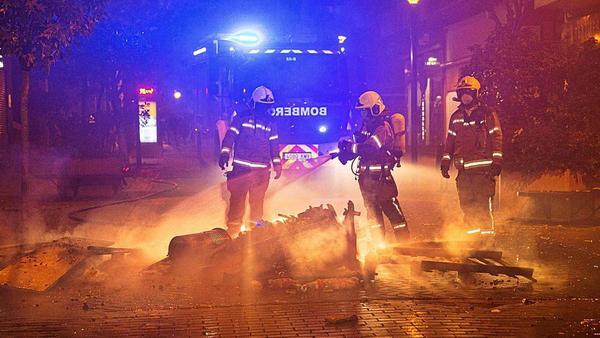 Las protestas contra el toque de queda acaban en otra noche de disturbios -  Faro de Vigo