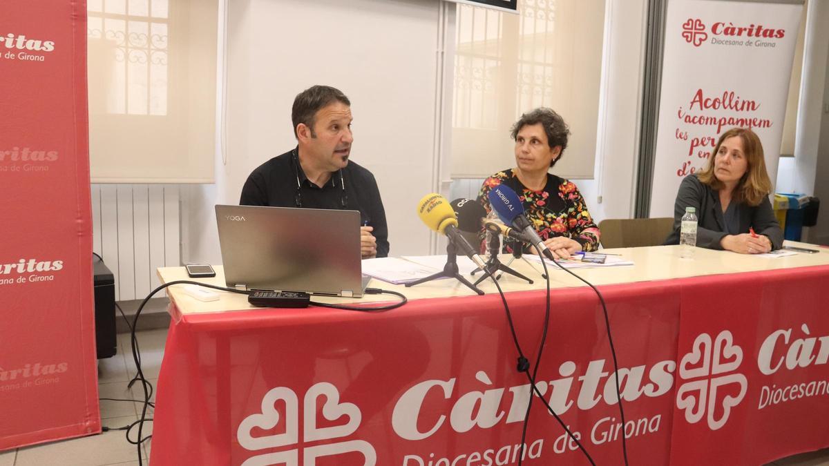 Els responsables d’inserció laboral i anàlisi social de Càritas Girona en la presentació de la memòria del 2022