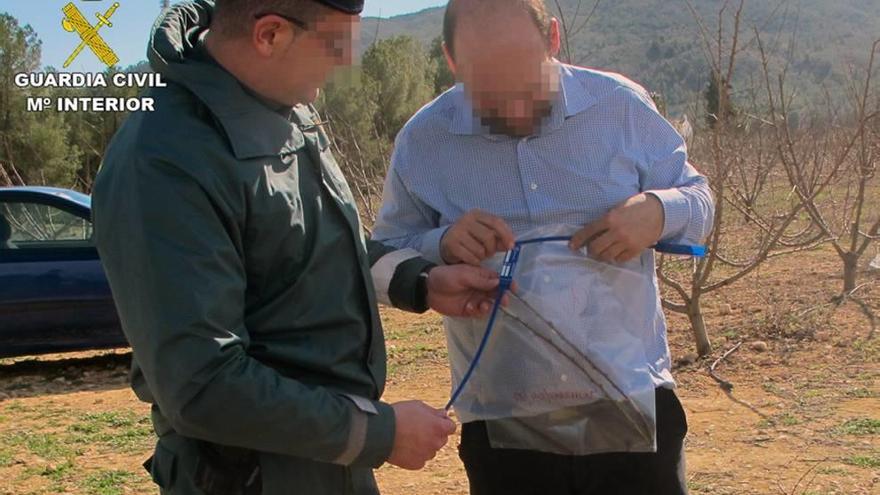 Un investigador de la Administración entrega pruebas a un agente de la Guardia Civil