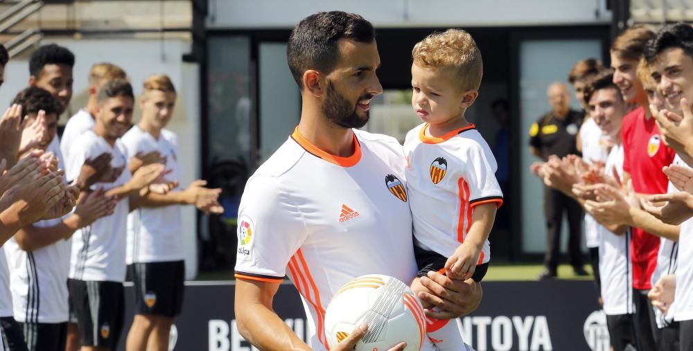 La presentación de Martín Montoya en imágenes