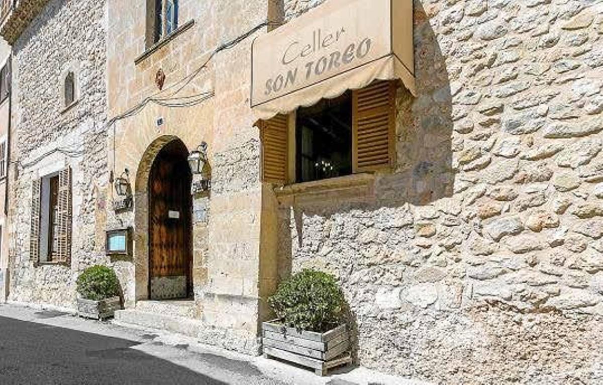 Fachada del restaurante, ubicado en un edificio con casi 800 años de historia.