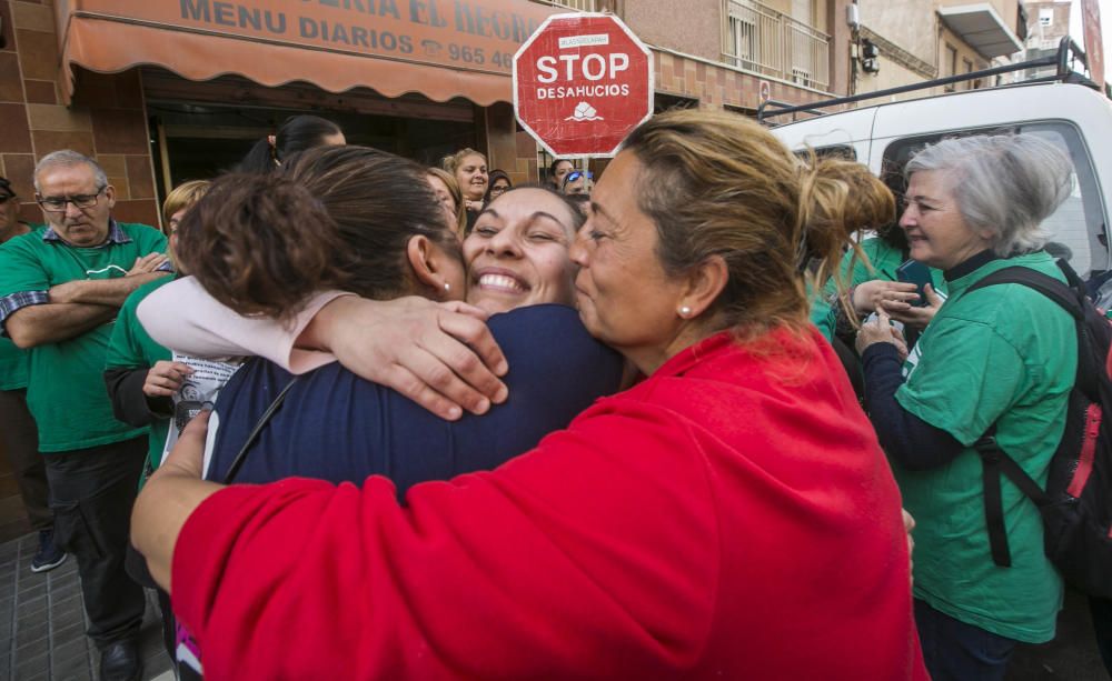 La PAH frena un desahucio en Elche