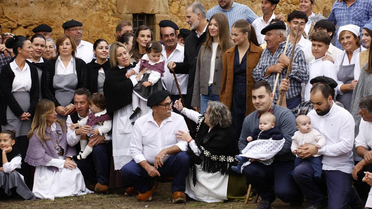 Vecinos de Valdesoto junto a los Reyes el pasado mes de octubre