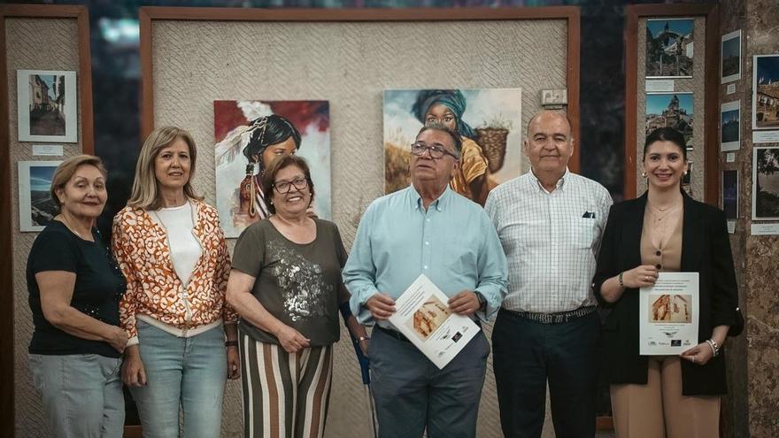 Los mayores muestran su talento a través de cuadros y fotografías