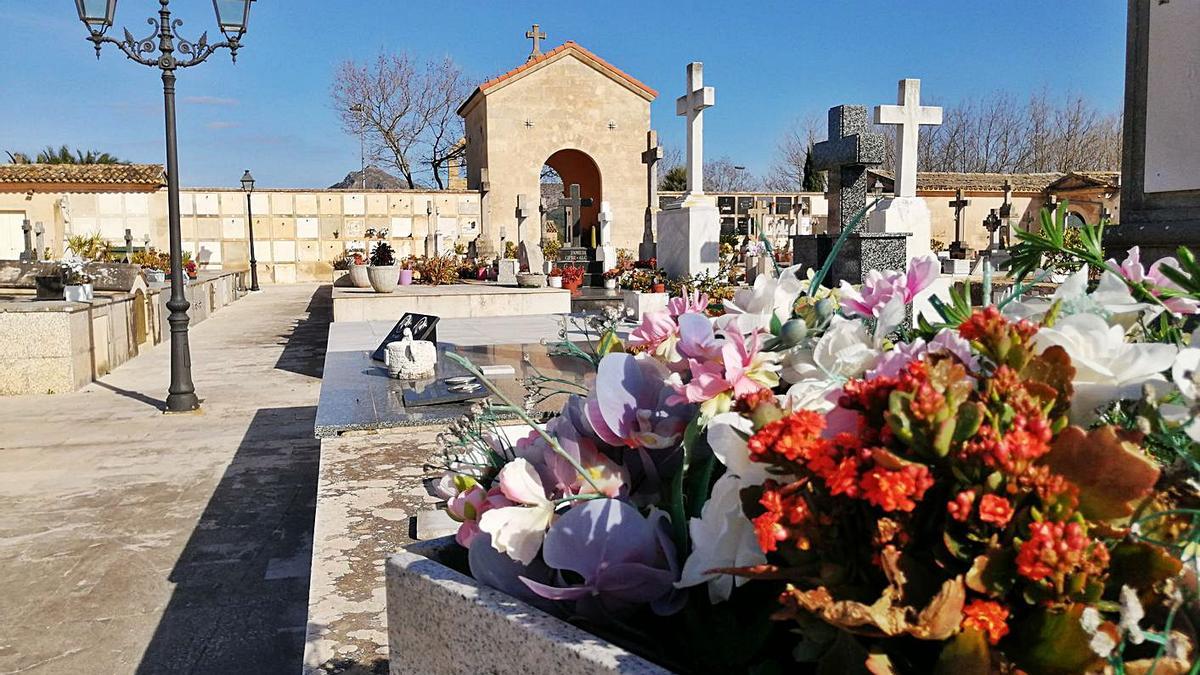 Ramos de flores, ayer, sobre las tumbas del cementerio de Alcúdia.