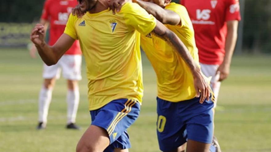 Los gaditanos celebran un gol.