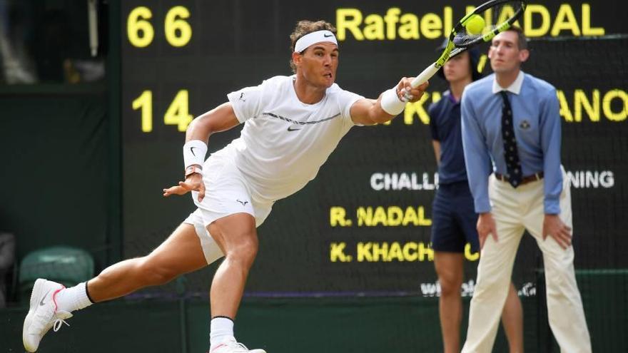 Nadal se estira para alcanzar una pelota en su partido de ayer ante el ruso Khachanov.