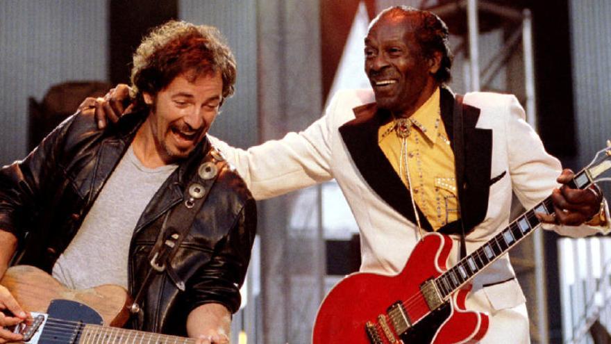 Chuck Berry, con Springsteen en un concierto en 1995.