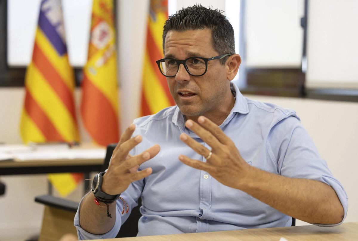 Rafael Triguero durante la entrevista en su despacho en el Cetis. | VICENT MARÍ