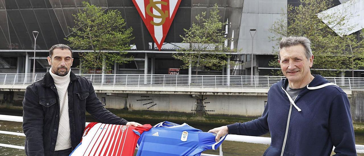 Monchu y Viti, con las camisetas del Sporting y el Oviedo, ante El Molinón.