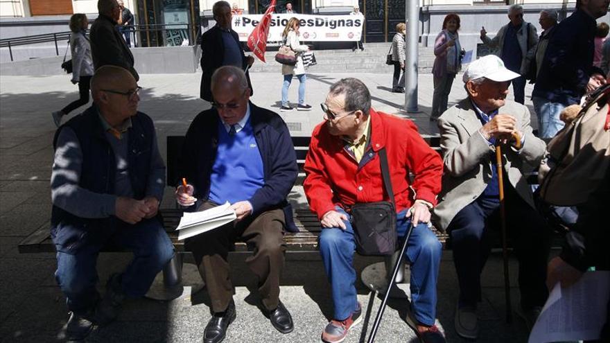 Cientos de jubilados rodeanel Banco de España en Madrid