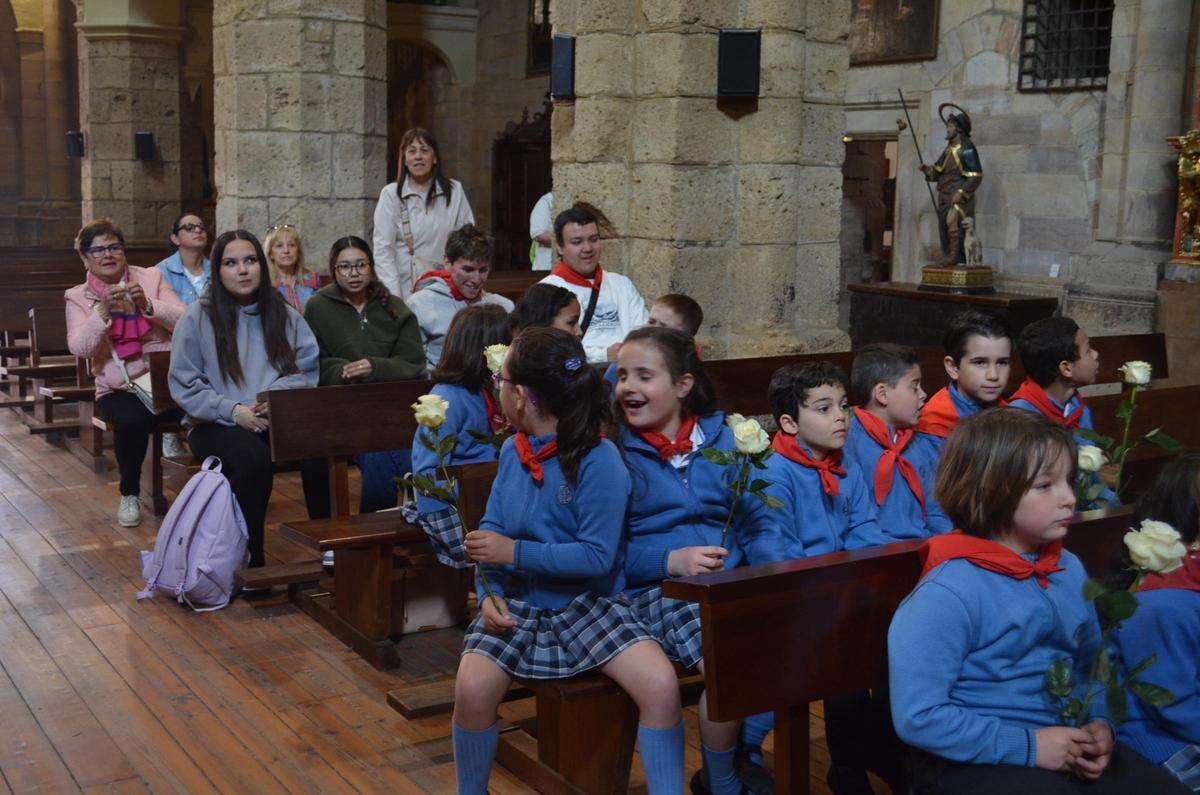 Ofrenda floral del colegio San Vicente de Paúl de Benavente a la Virgen de la Vega, en imágenes