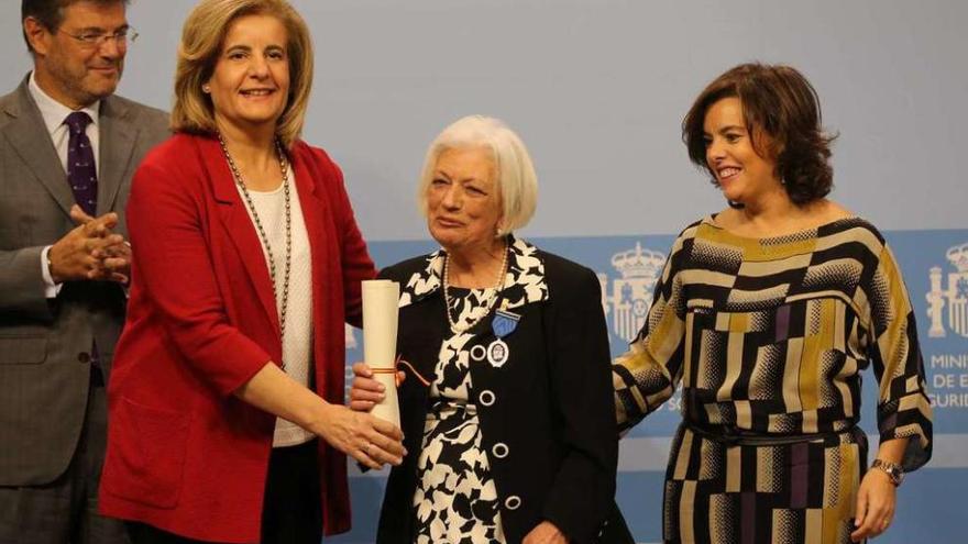 Dolores Agra, de Lencería Marta, ya con su medalla entre la ministra y la vicepresidenta.