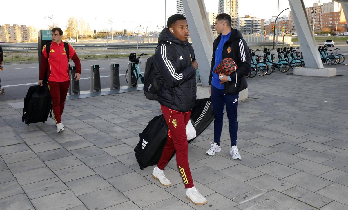 Gomes y Francho bajan del autocar del equipo.