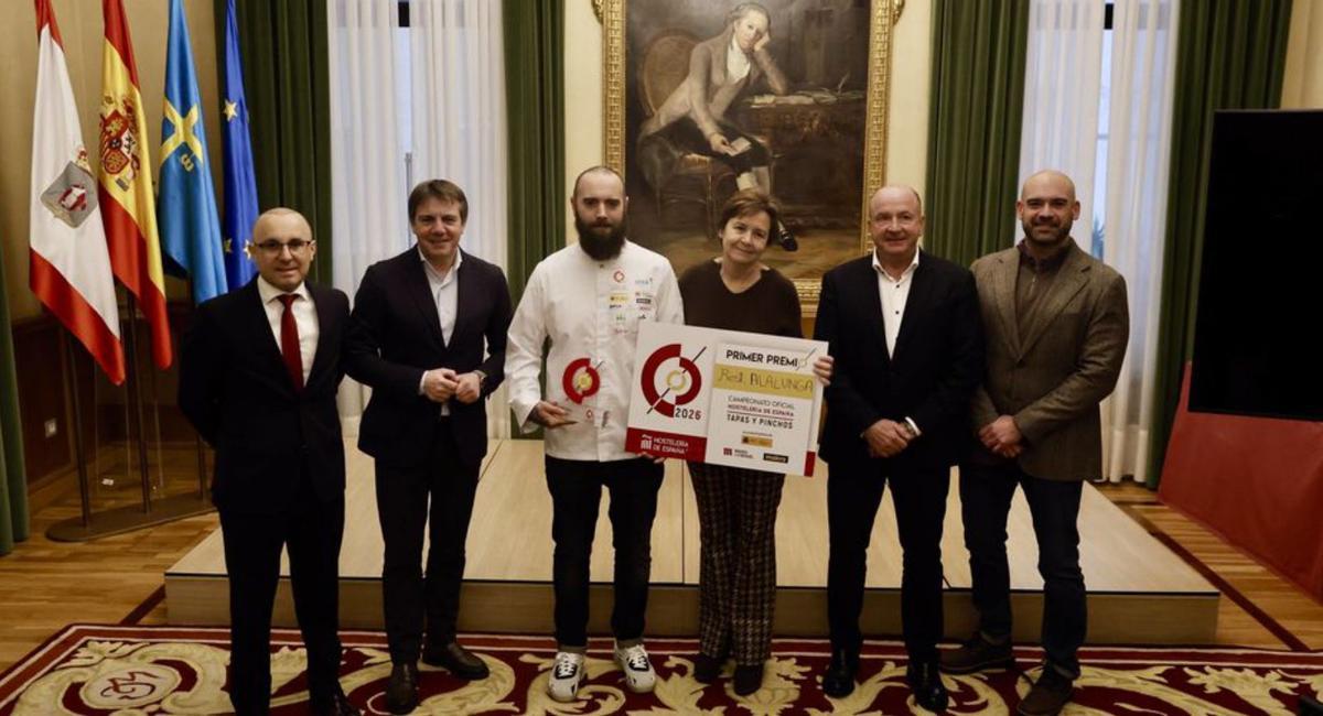 Por la izquierda, Fernando Corral, José Luis Álvarez Almeida, Luis Menéndez, Carmen Moriyón, Javier Martínez y Jesús Martínez Salvador. | MARCOS LEÓN