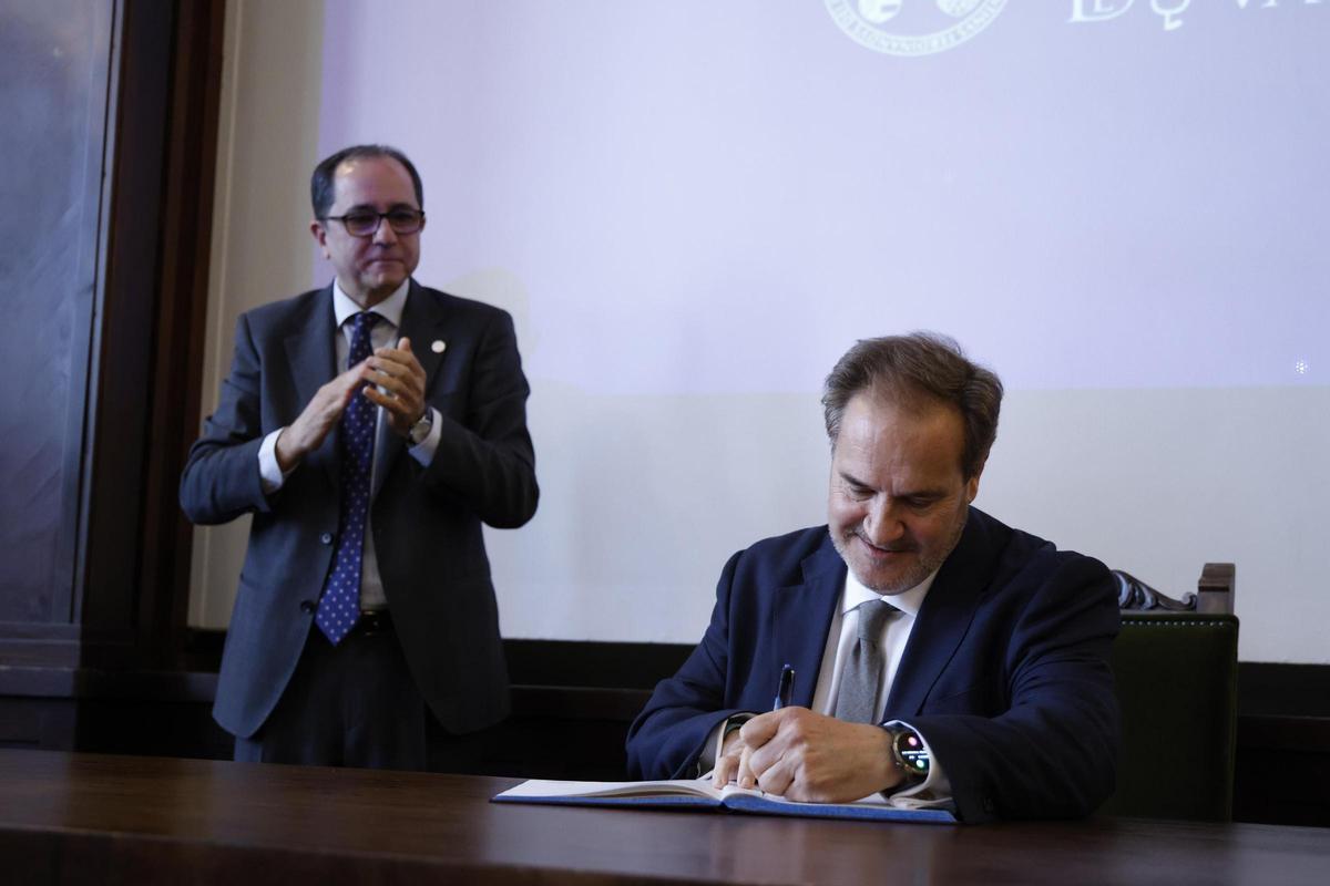 Primer acto oficial de Juan Luis Gandía y su equipo rectoral en al UV