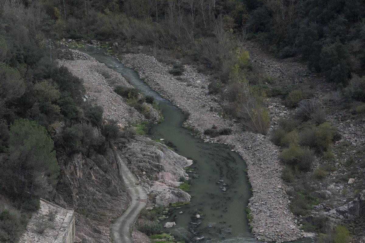 El pantano de Sau, con gran parte del pueblo al descubierto, por la sequía